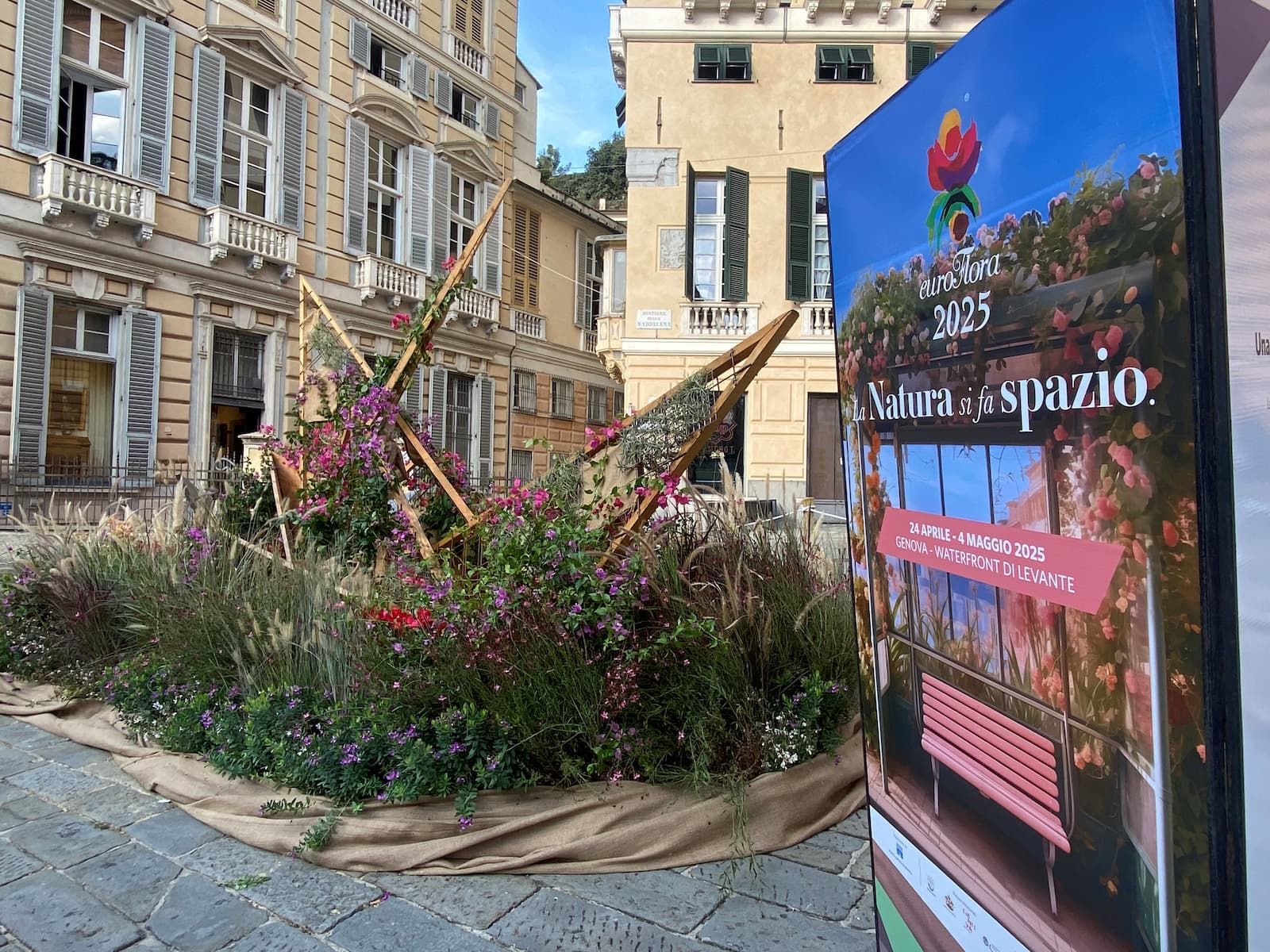 ALLESTITO NEL CENTRO DI GENOVA L’ORIGAMI VINCITORE DEL 2^ PREMIO ALLE FLORALIES INTERNATIONALES – FRANCE E SIMBOLO DI EUROFLORA 2025